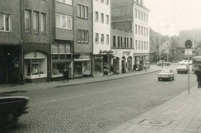 Foto von der Schuhstraße mit der Kneipe Hipetuk in Hildesheim aus den 1970er Jahren. Fotograf: Hartmut Meyer.